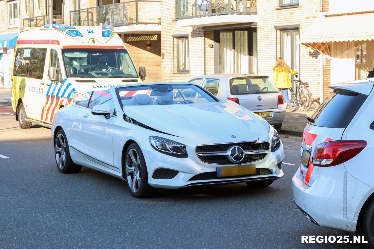 Scooterrijder geschept door cabrio