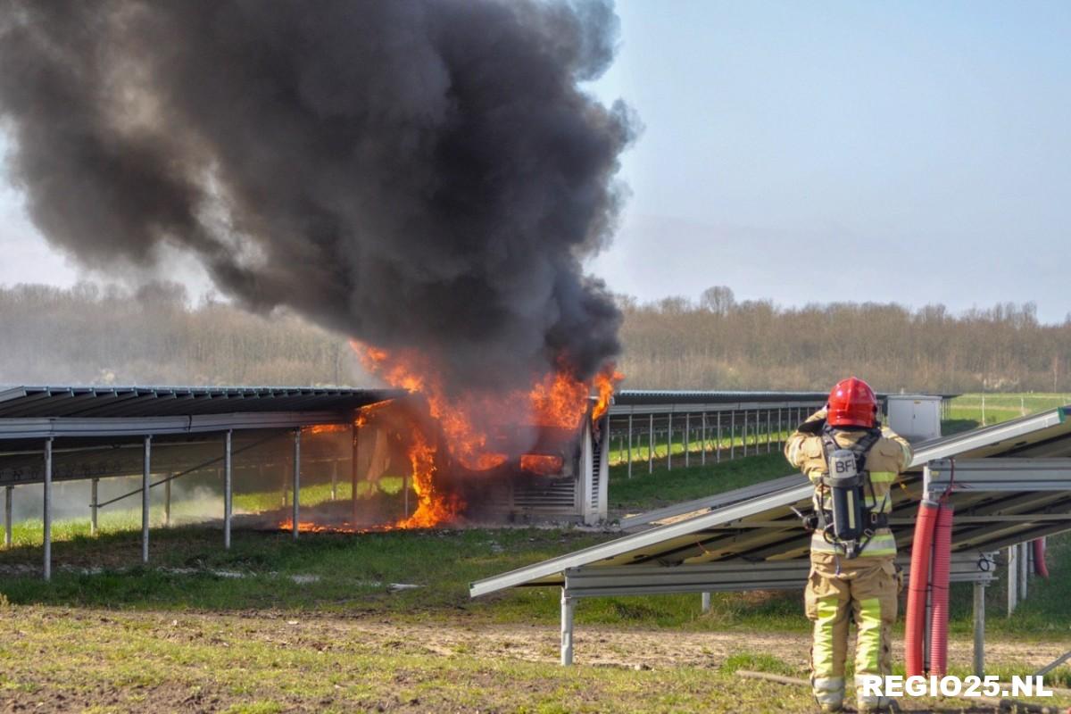 Felle brand op zonnepark