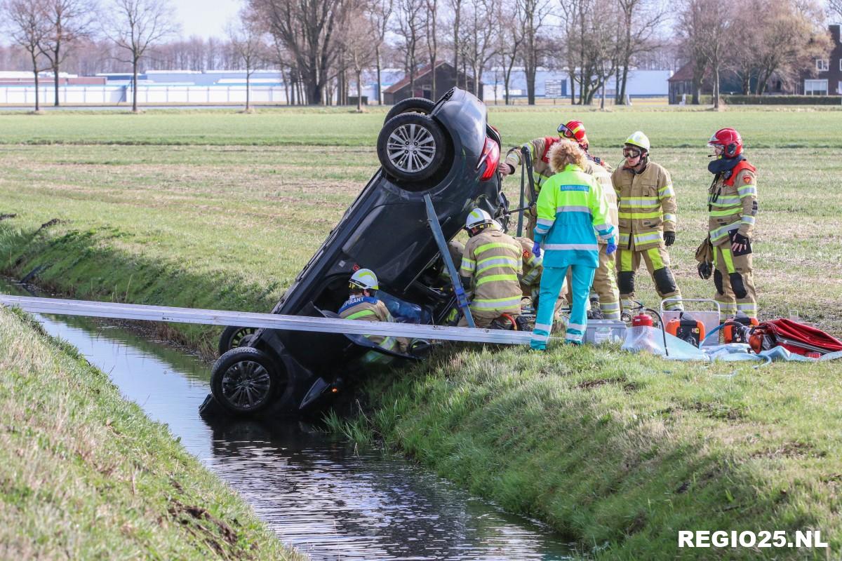 Brandweer bevrijdt vrouw uit auto