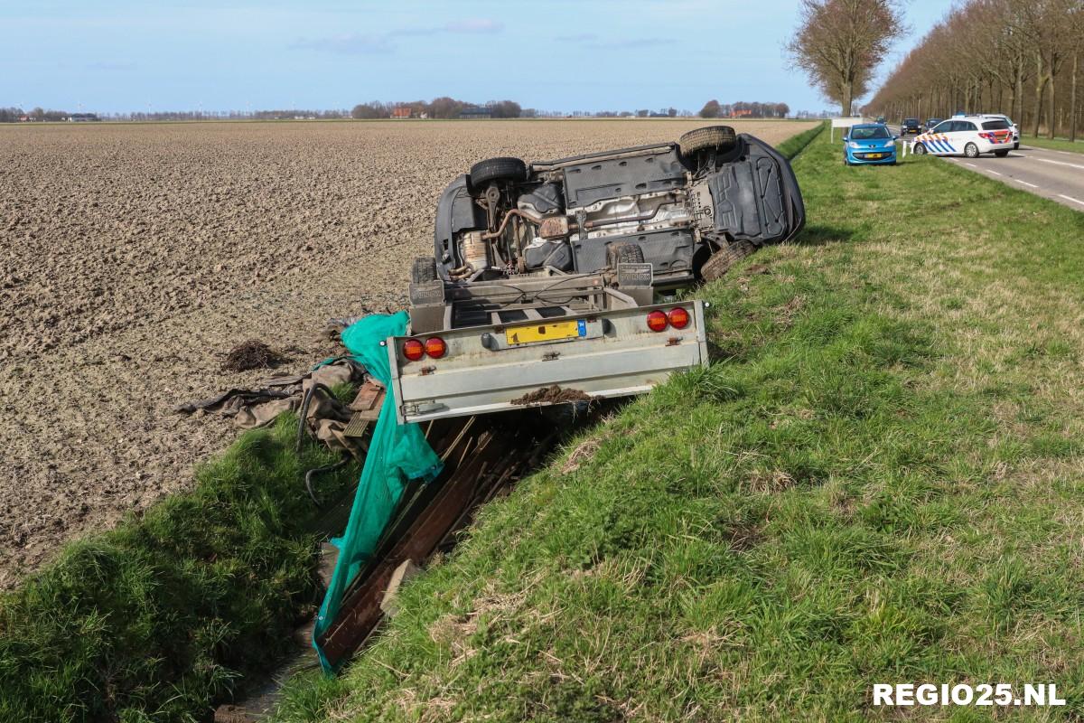 Auto met aanhanger van de weg