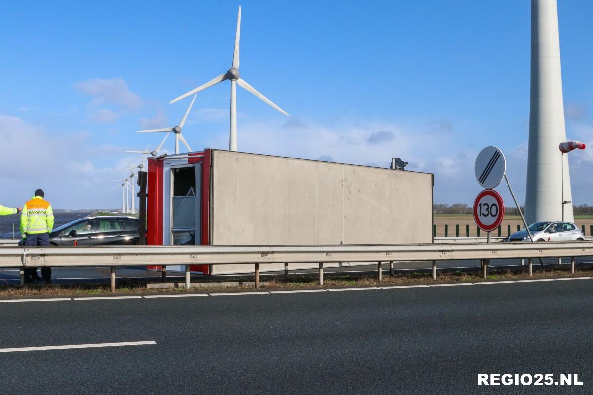 Bouwkeet blokkeert rijbanen Ketelbrug