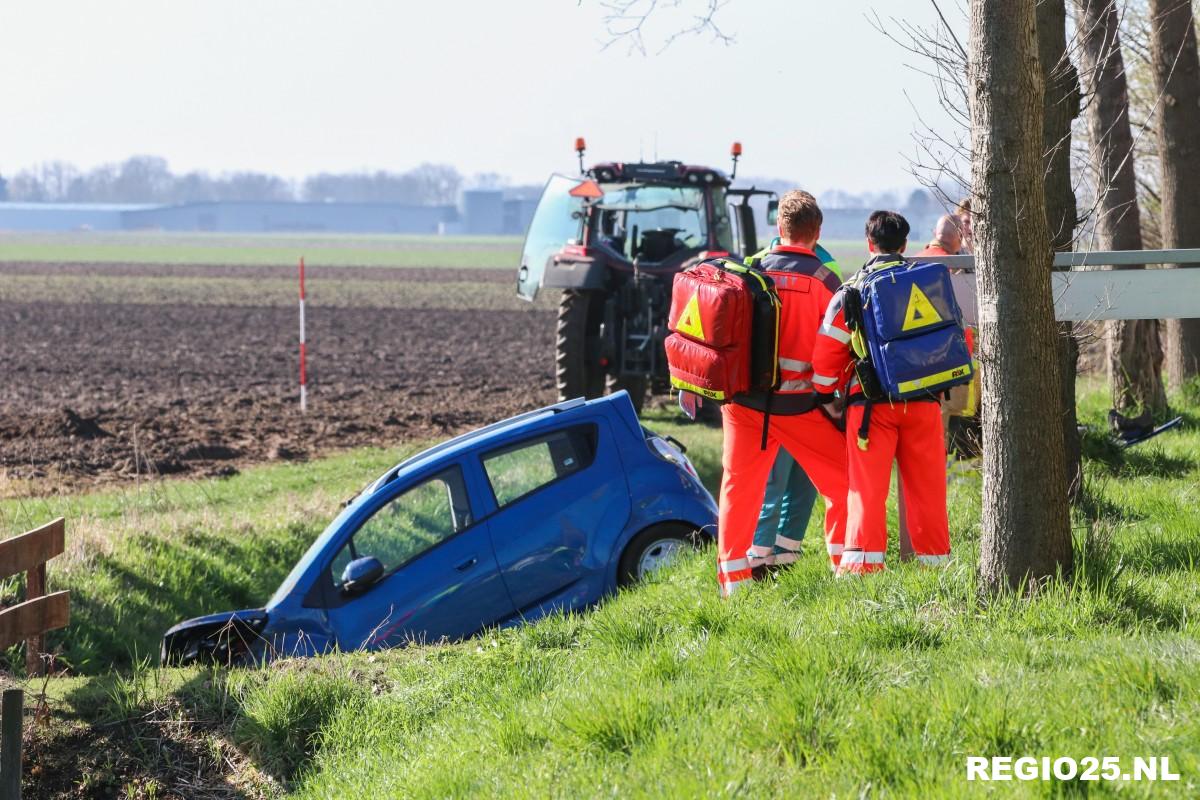 Man en vrouw met auto van de weg