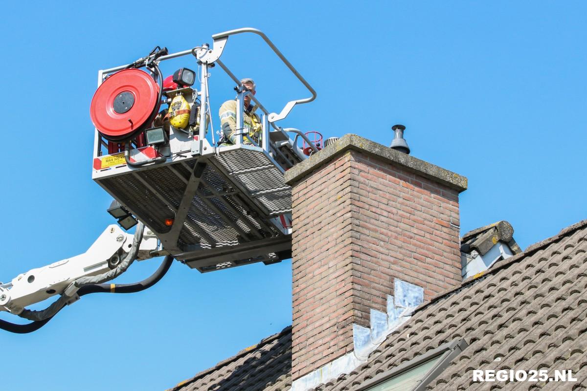 Brandweer haalt poes Lola van het dak