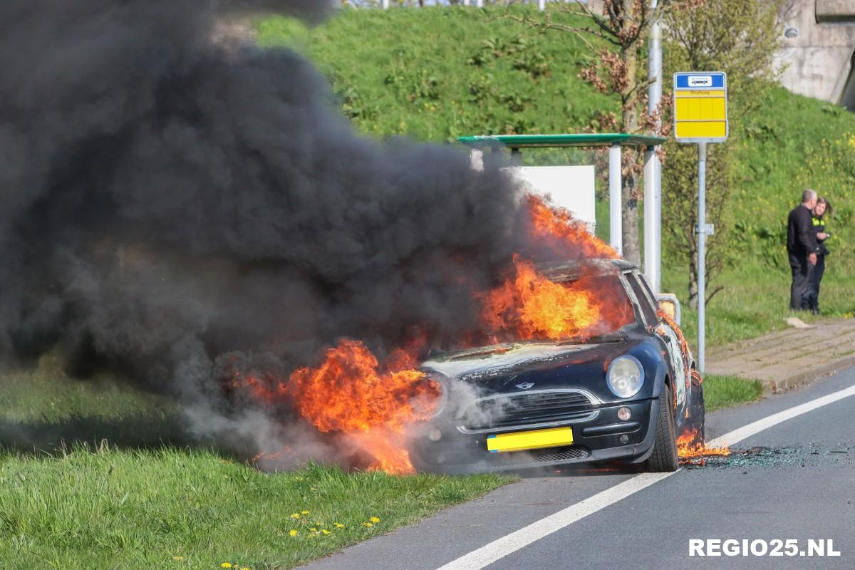 Mini uitgebrand bij bushalte langs N50