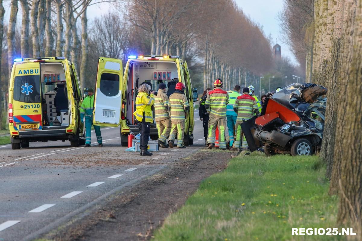 Man omgekomen na botsing met boom