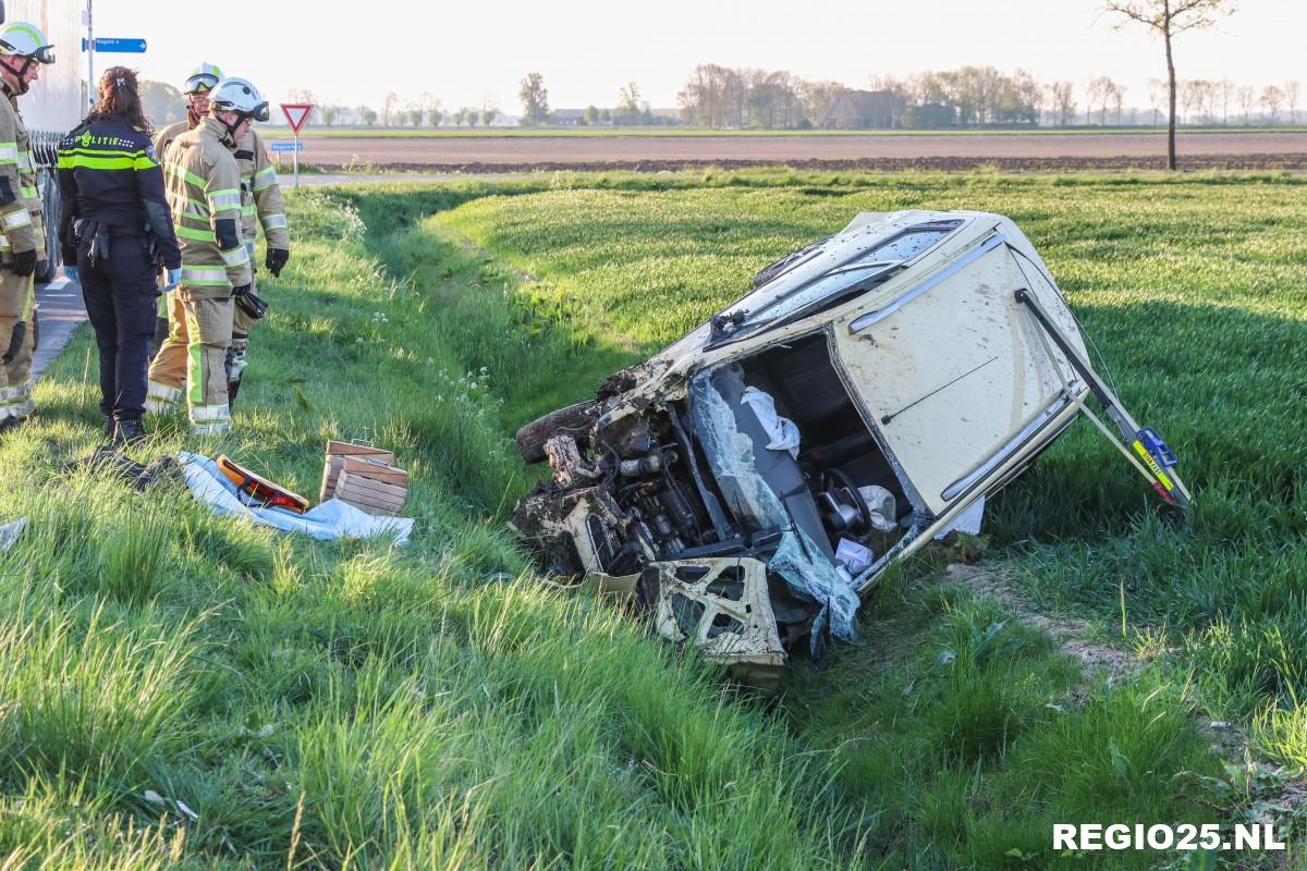 Auto paar keer over de kop in greppel