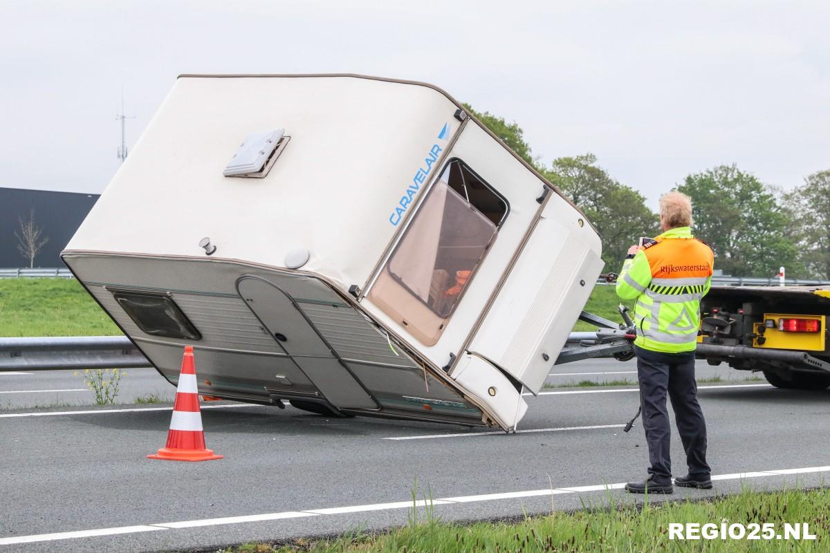 Auto met caravan geschaard op N50