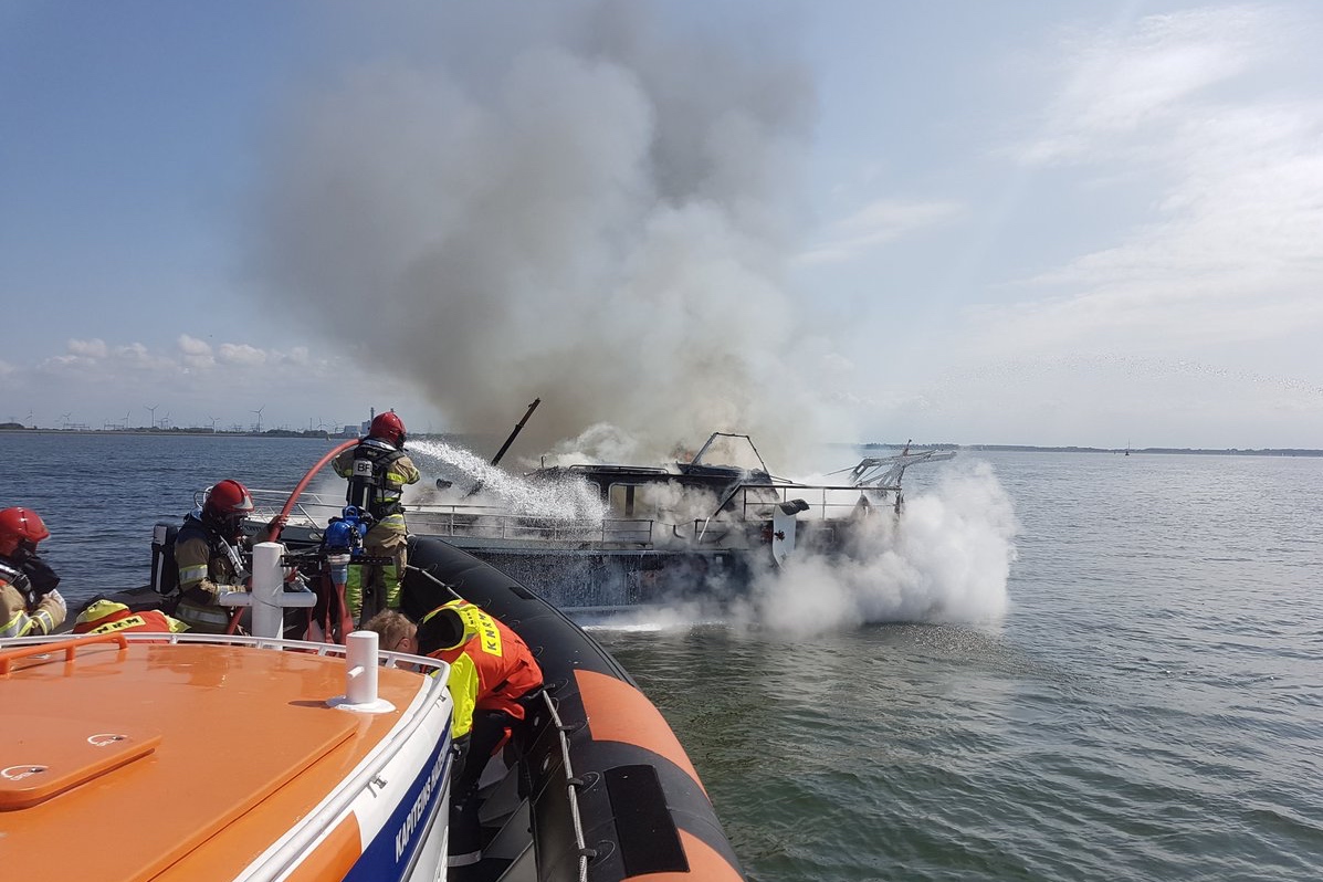 Jacht uitgebrand op IJsselmeer