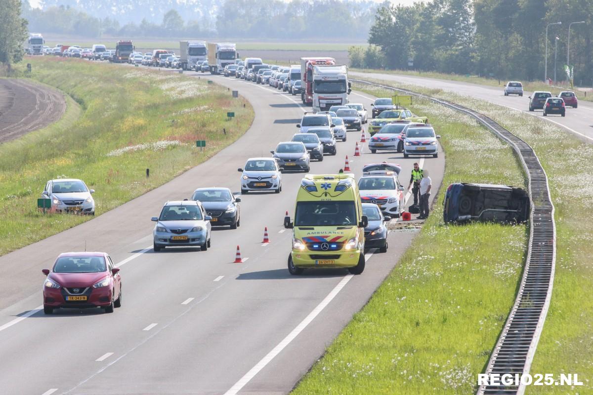 Lange file door auto over de kop