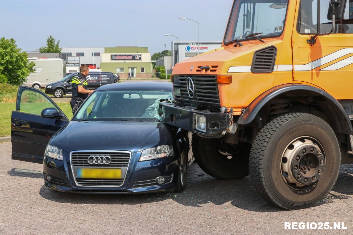 Kleine vrachtwagen botst met Audi