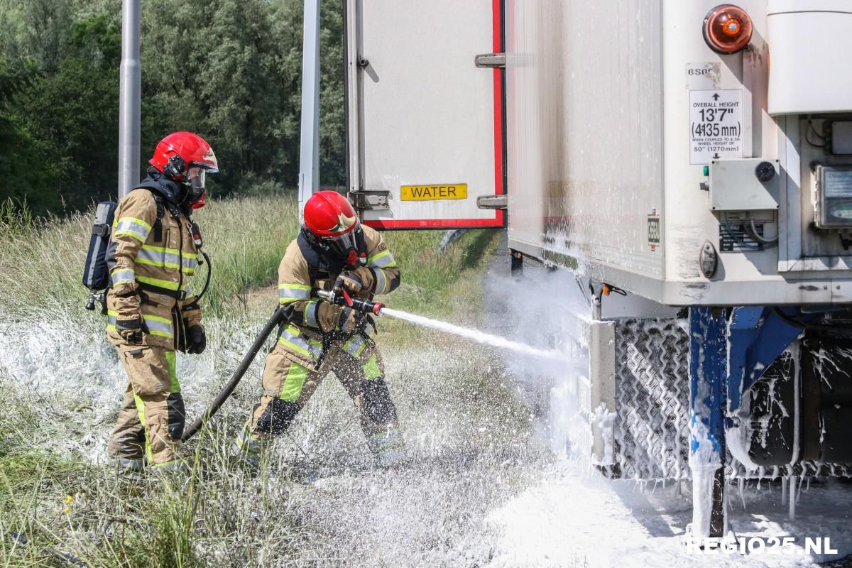 Brand in trailer van vrachtwagen op A6