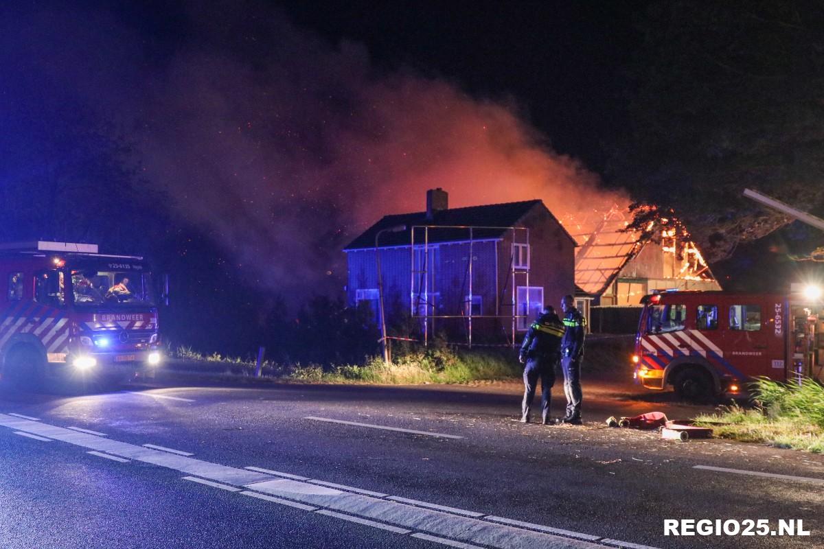 Vonkenregen bij grote schuurbrand