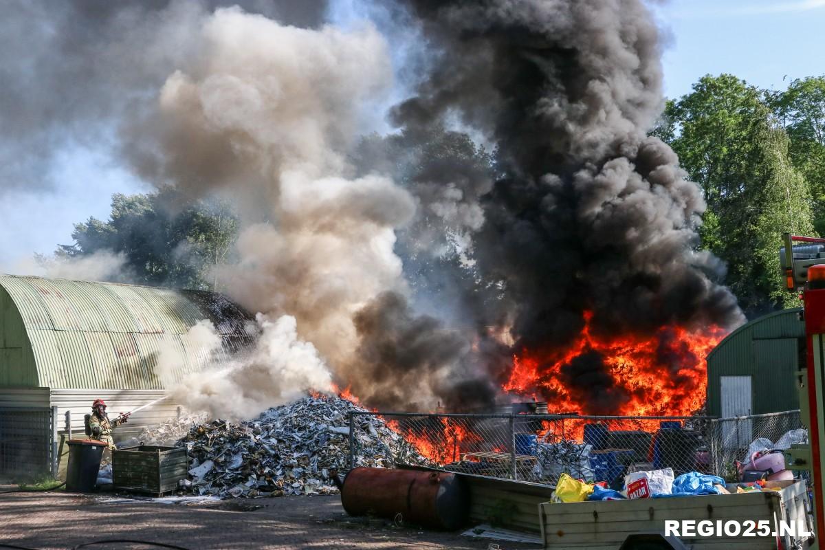 Zwarte rookwolk door grote afvalbrand