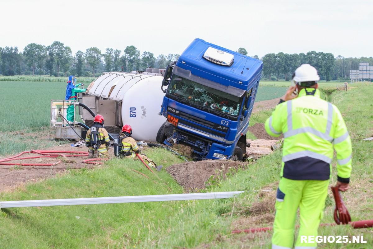 A6 dicht door gekantelde tankwagen