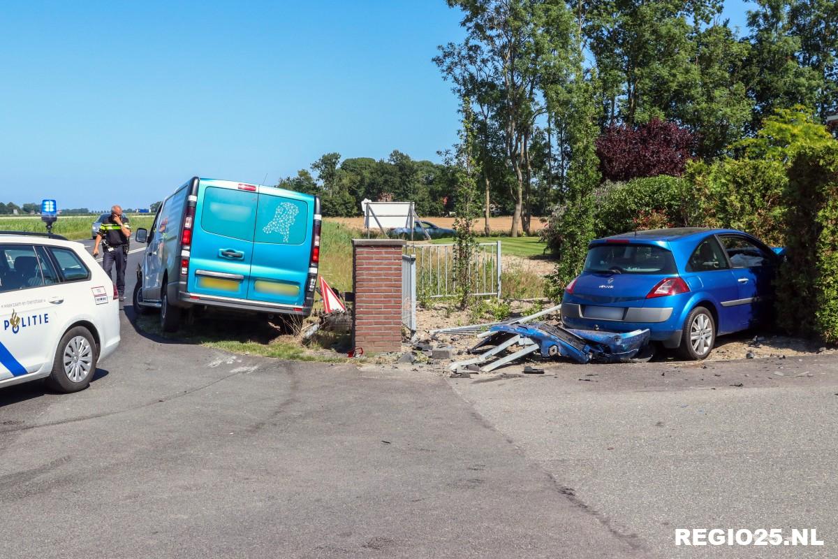 Auto in de heg na aanrijding met busje