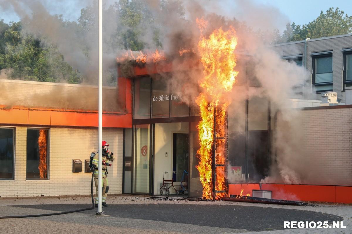 Felle brand bij ingang bibliotheek