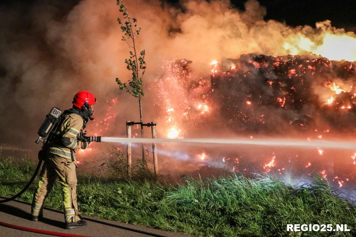 Brandweer druk met brandend stro