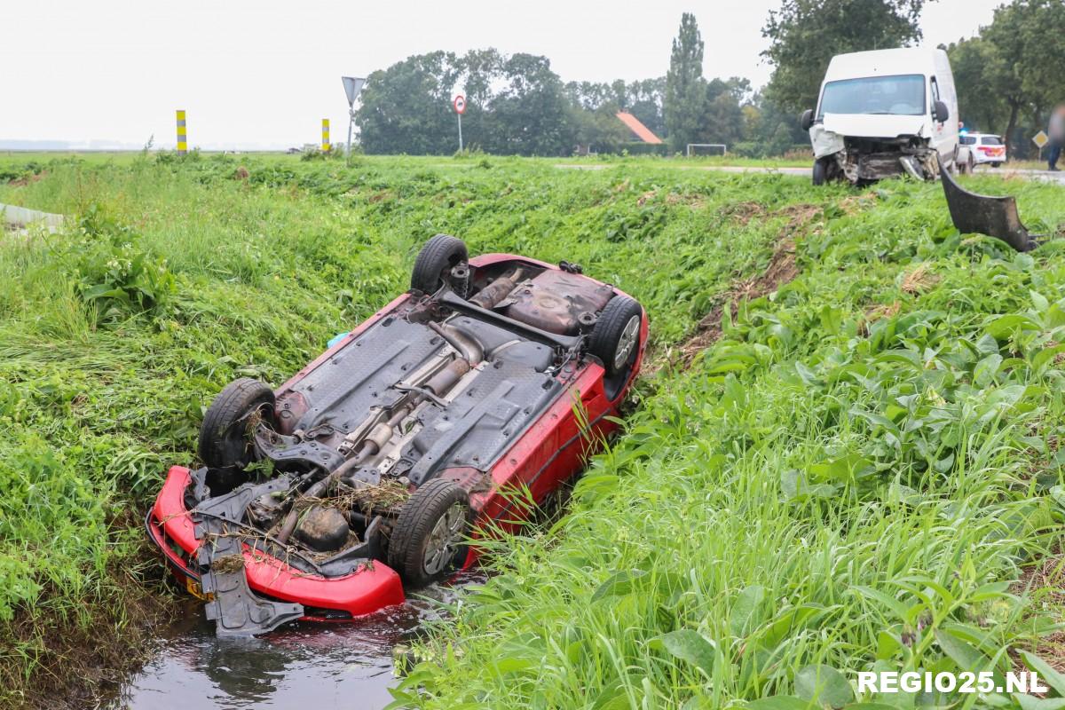 Auto op de kop in de sloot na aanrijding