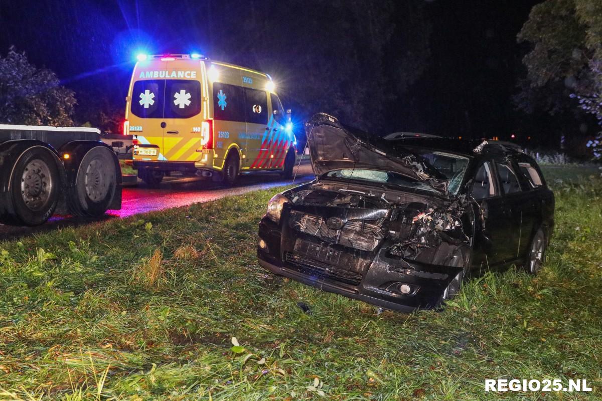 Auto botst op geparkeerde aanhanger