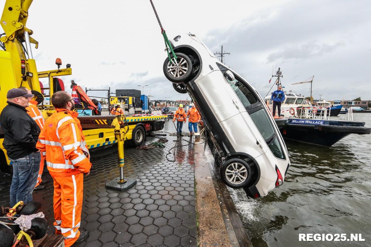 Schippers redden man uit het water