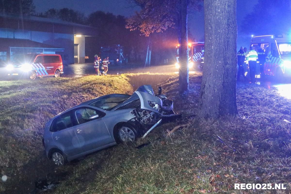 Auto botst tegen boom langs N716