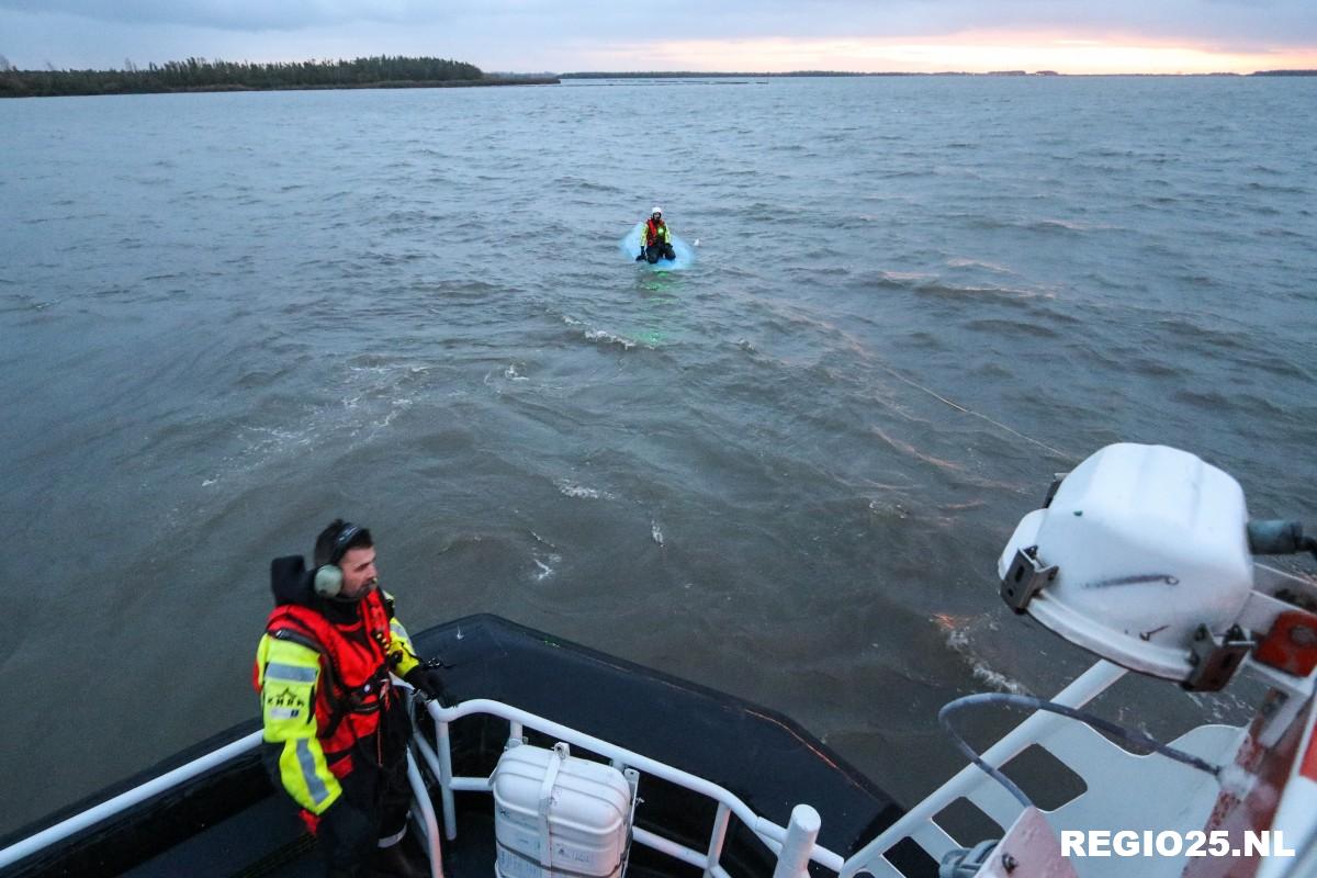 Bootje slaat om, jongens gered