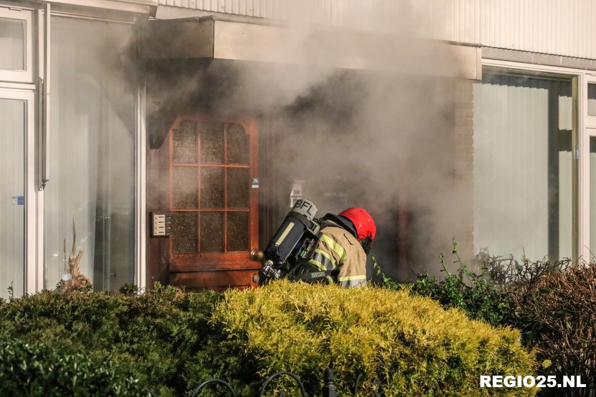 Brand bij voordeur van woning