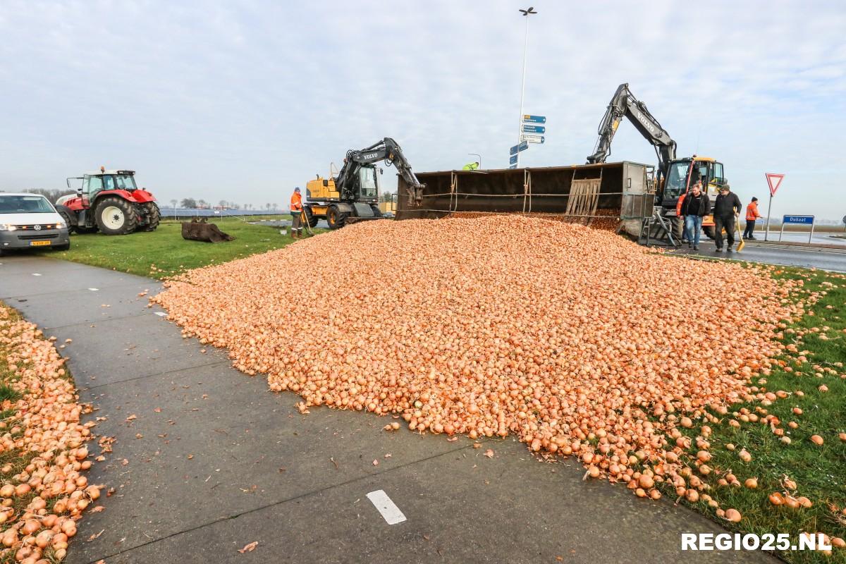 Uien in de berm na kantelen aanhanger