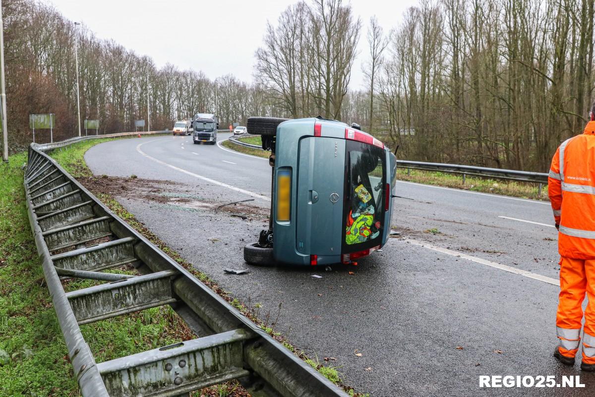 Auto op z’n kant op A6