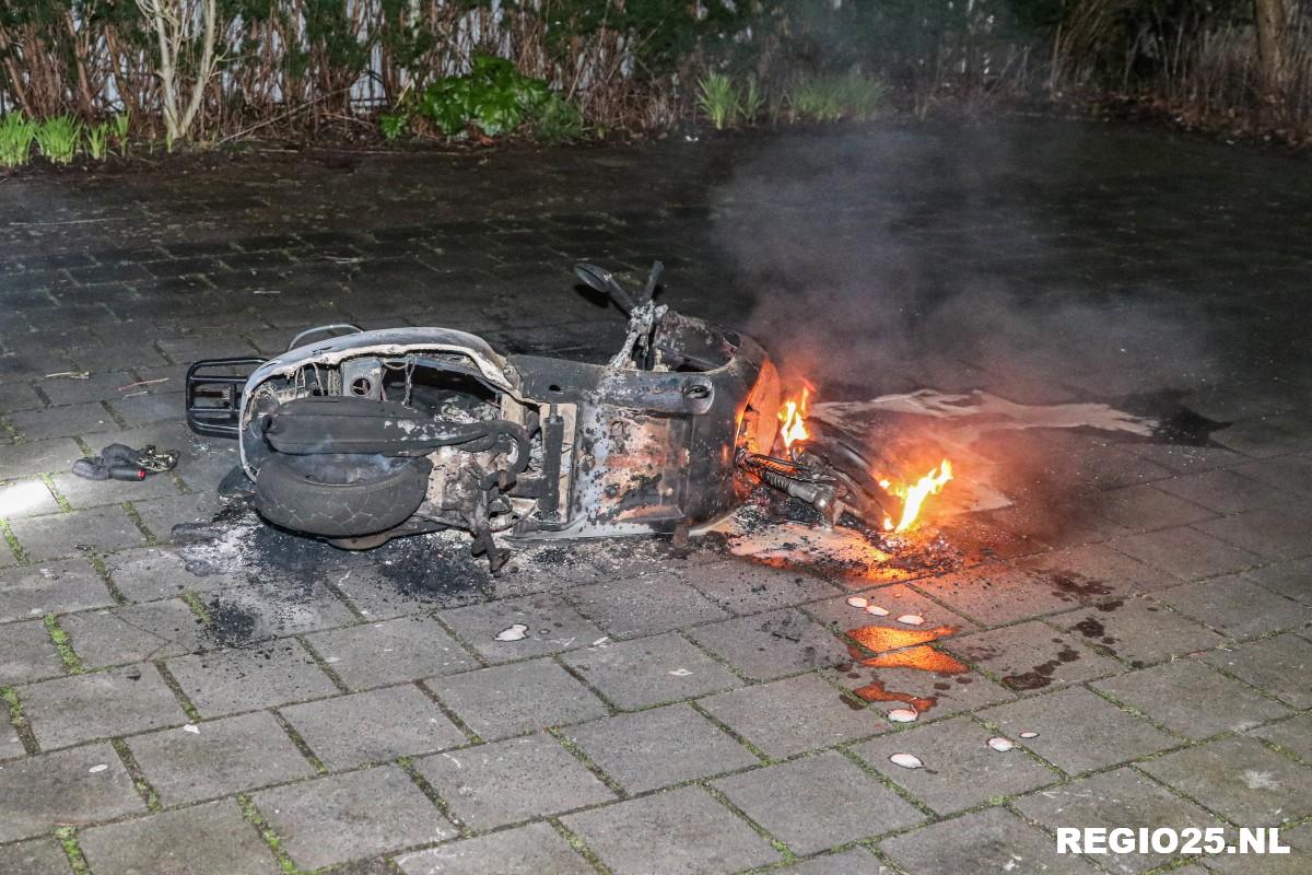 Ruiten ingegooid en scooter afgebrand