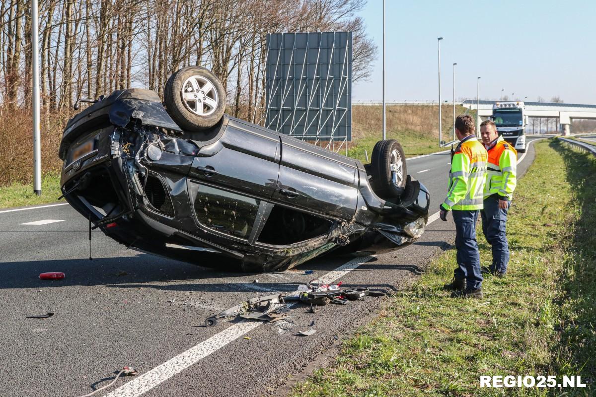 Auto ondersteboven op N50