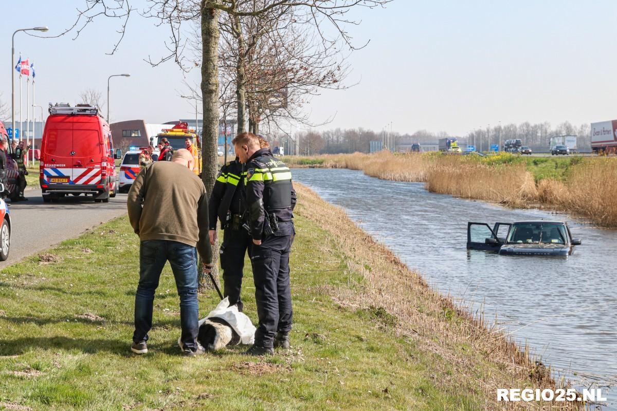 Man en hond gered uit auto te water