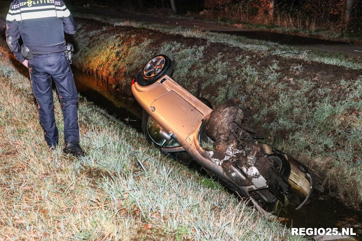 Auto op de kop in de sloot langs N351