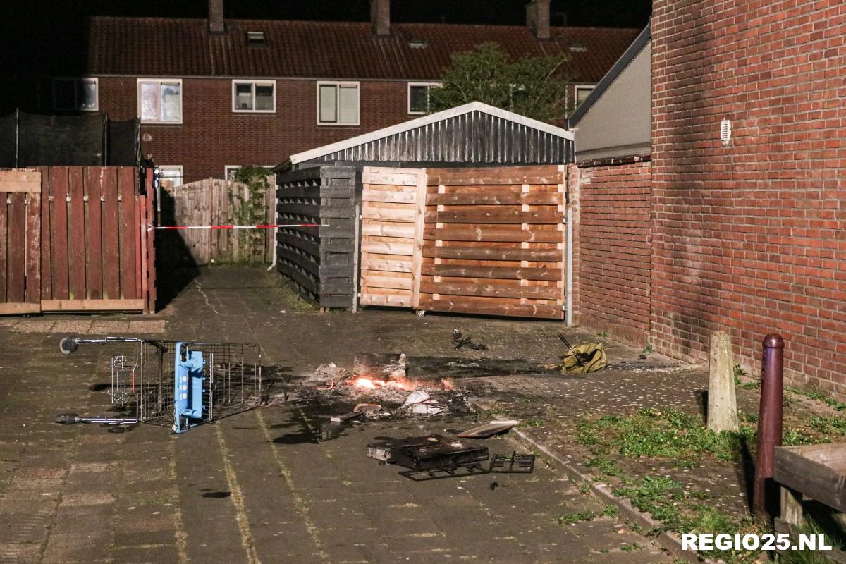 Afvalbrand tegen woning snel geblust