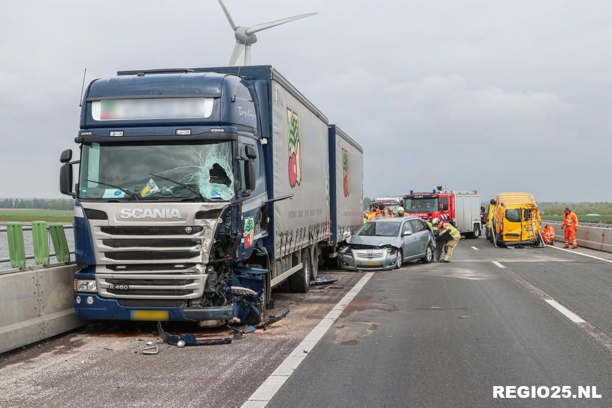 Forse aanrijding met vrachtwagen op Ketelbrug