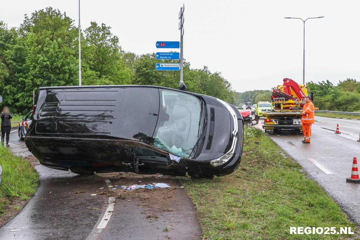 Bestelauto gekanteld na aanrijding