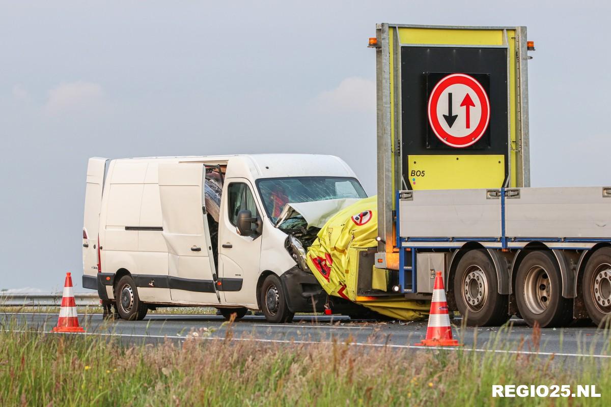 Busje rijdt tegen botsabsorber