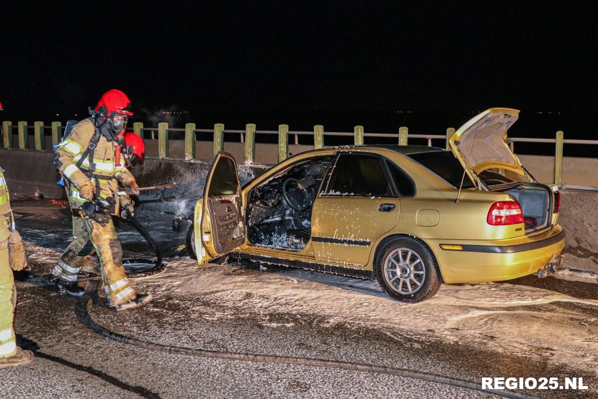 Auto in brand op Ketelbrug