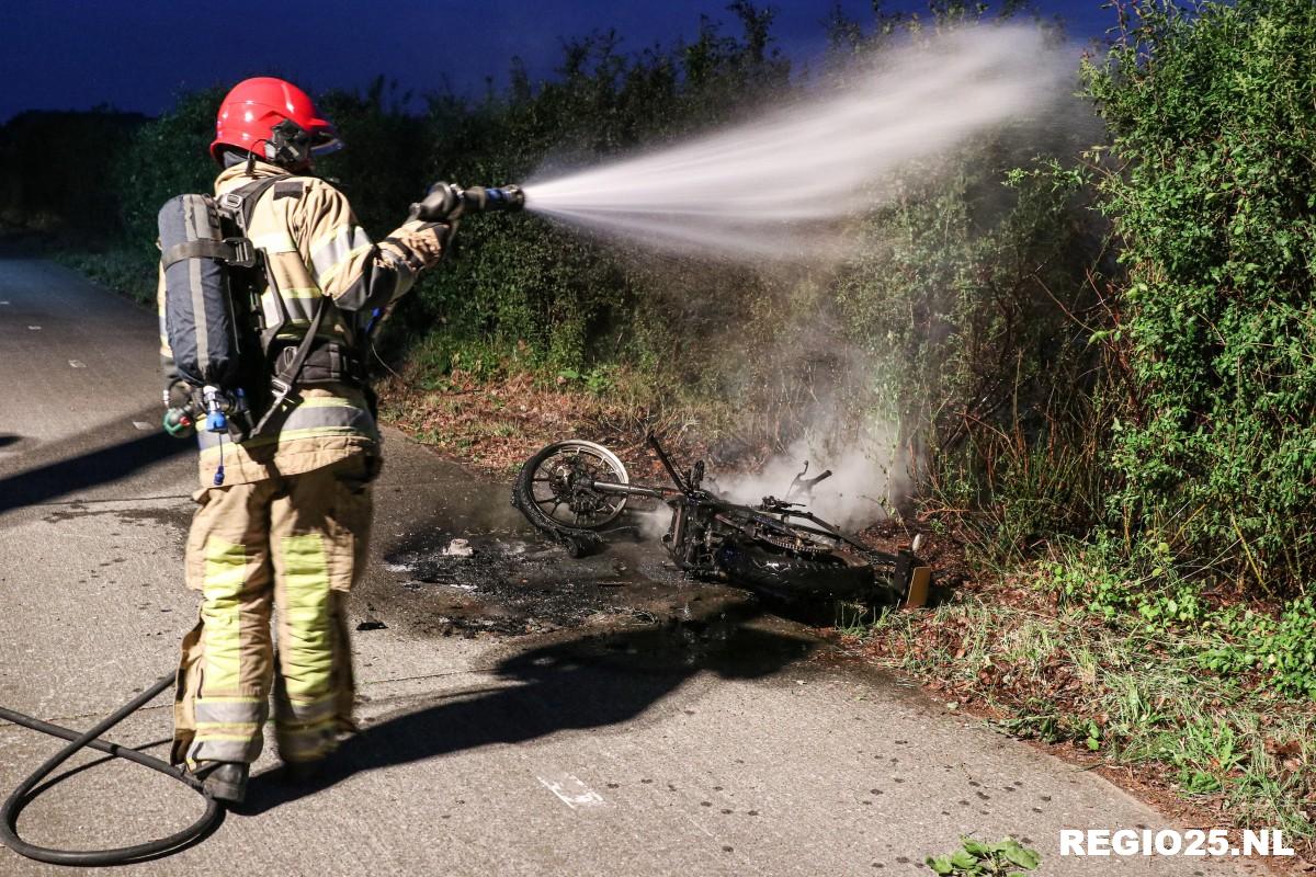 Brommer in brand langs Wrakkenweg