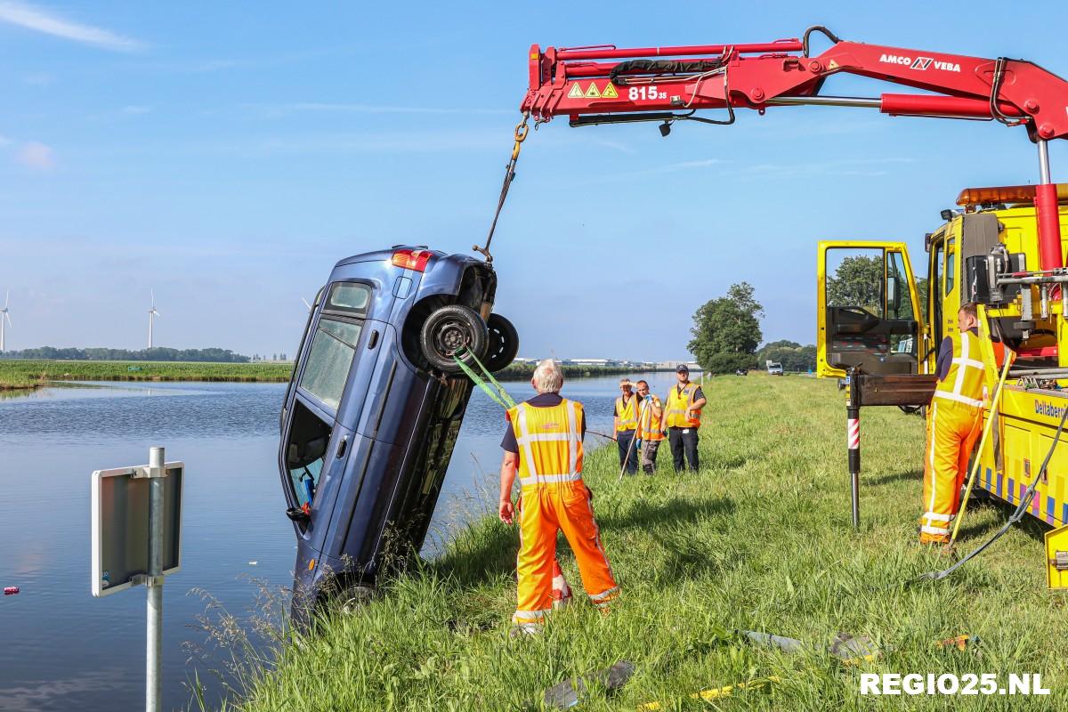 Auto rijdt Urkervaart in