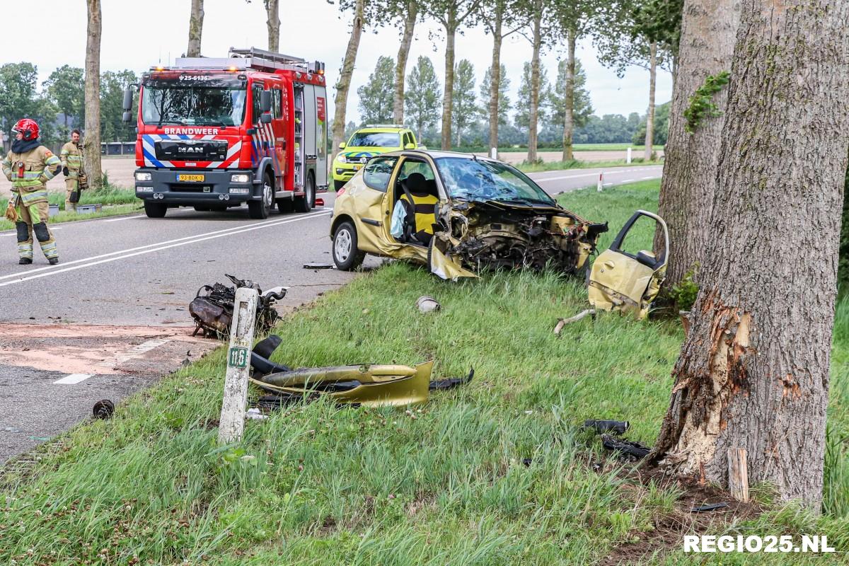 Twee gewonden na botsing tegen boom