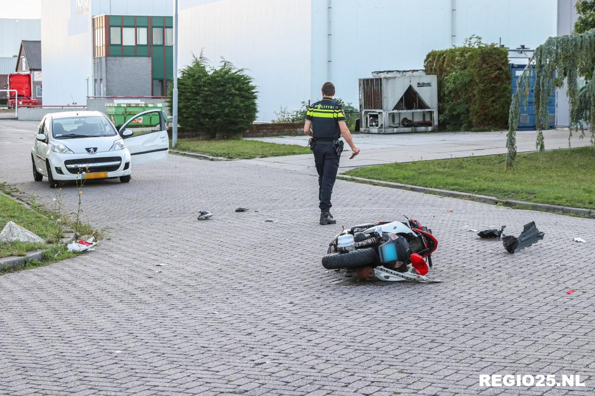 Scooter en auto botsen op Westwal