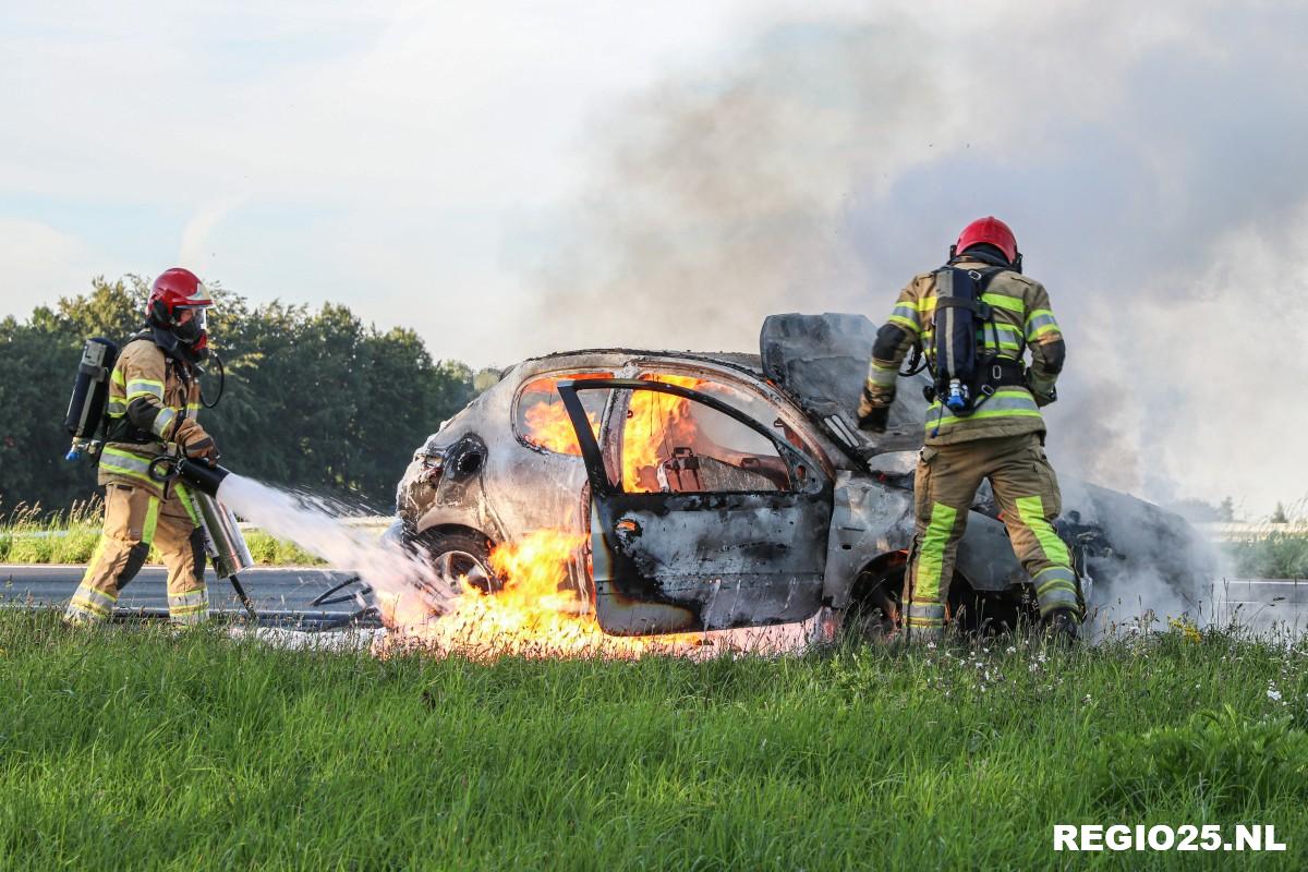 Felle brand verwoest auto op de A6