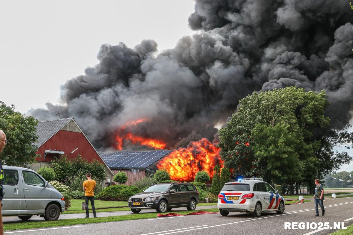 Zeer grote brand in boerenschuren