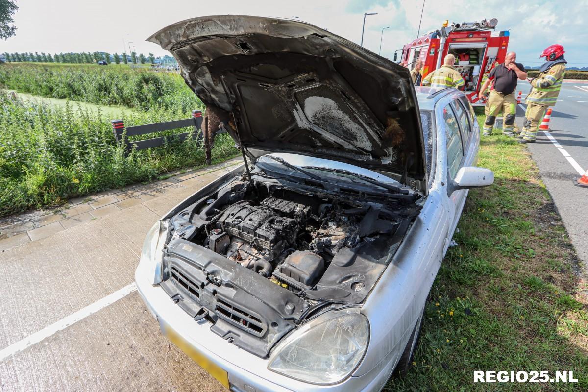 Auto vat vlam op de Baan