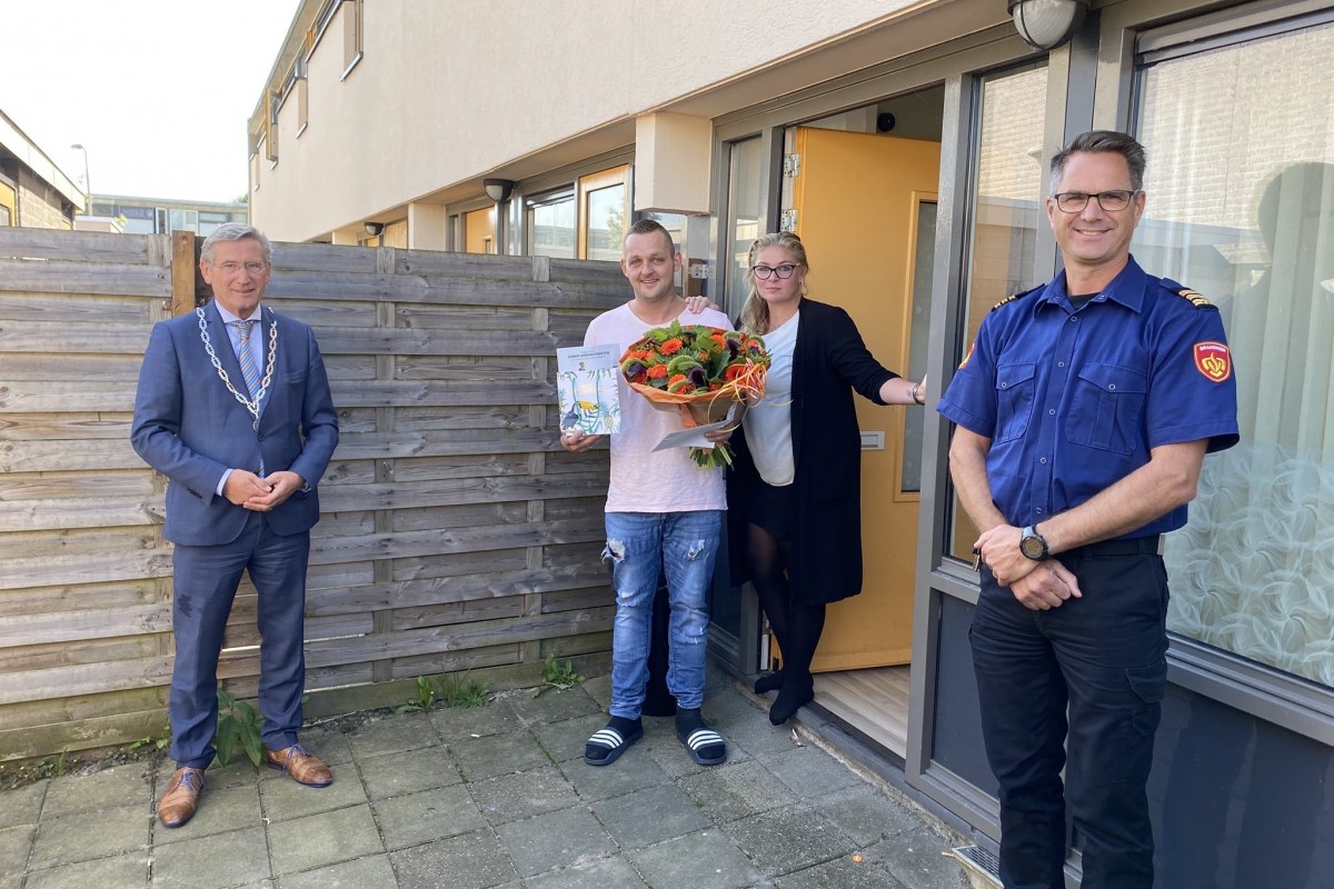 Buurman beloond voor heldendaad bij woningbrand