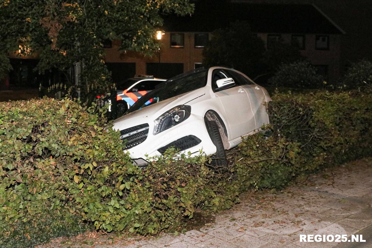 Auto belandt in tuin voor gemeentehuis