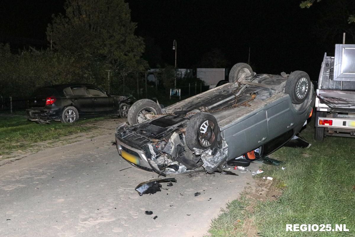 Auto op de kop na aanrijding Bomenweg