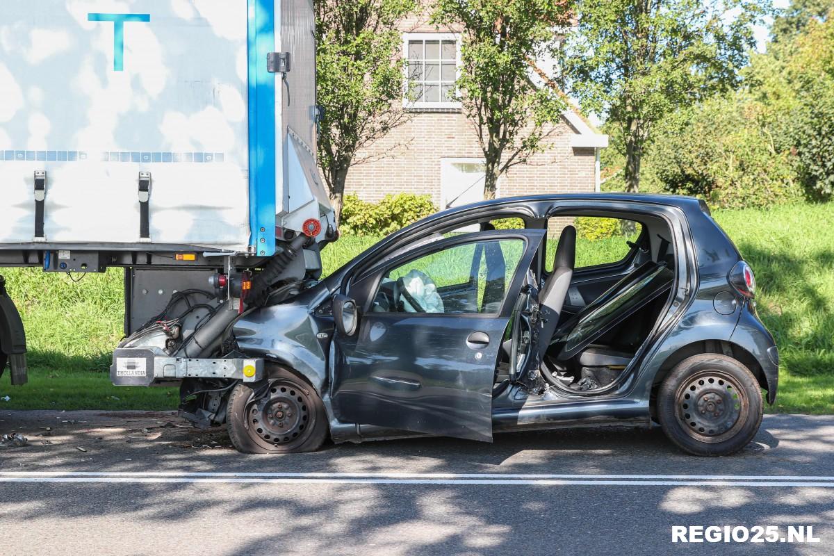 Auto botst op stilstaande vrachtwagen