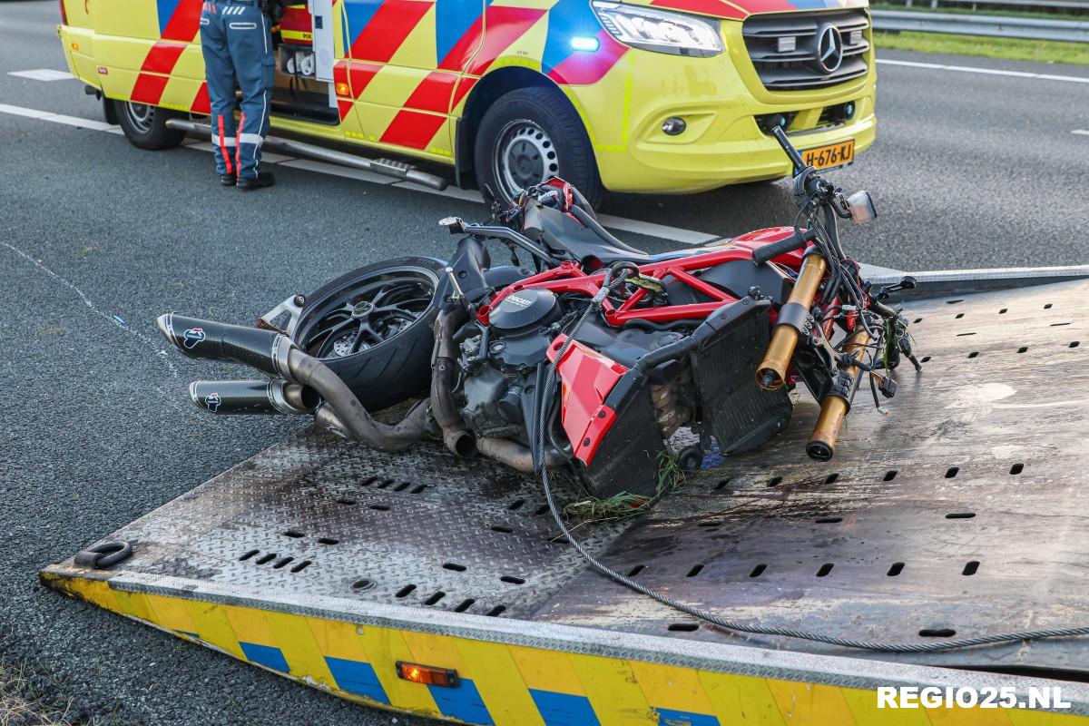 Flinke botsing tussen motorrijders op A6